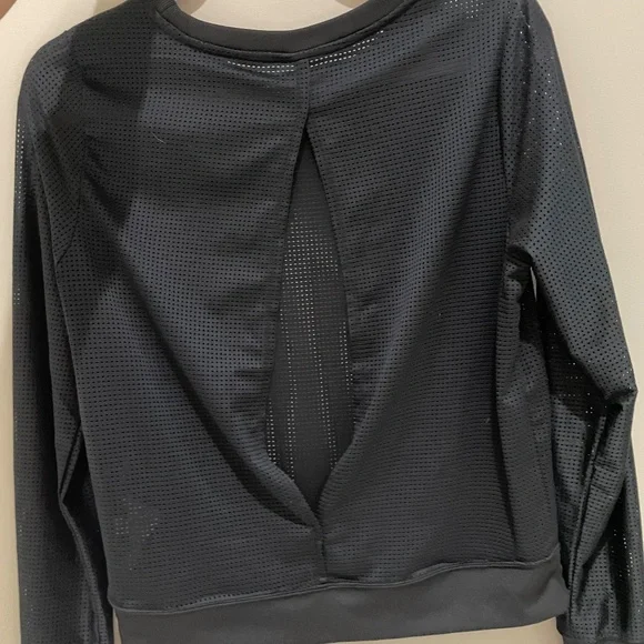 workout top - Picture 3 of 4